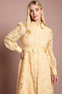 Robe Chemise Petite Brodée À Découpes Avec Ceinture