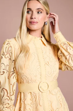 Robe Chemise Petite Brodée À Découpes Avec Ceinture