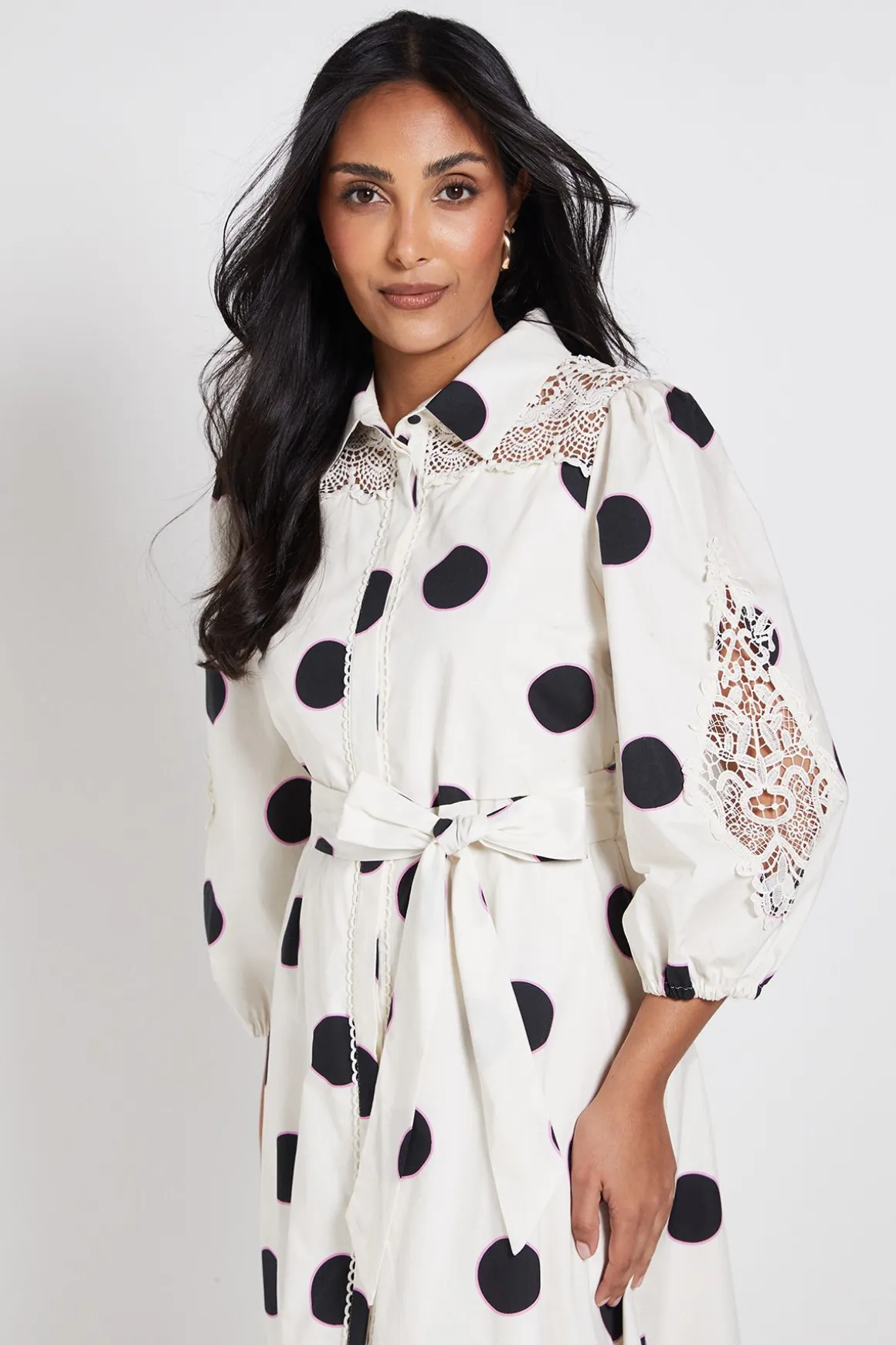 Robe Chemise Petite En Coton À Pois Avec Détails Ajourés