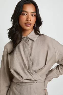 boohoo Robe chemise portefeuille à col pour petites<Femme Robes À Manches Longues|Robes