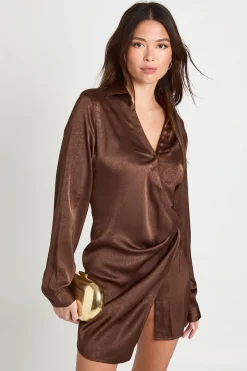 Robe chemise portefeuille en satin texturé