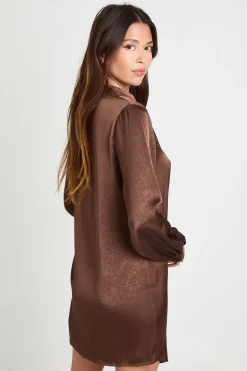 Robe chemise portefeuille en satin texturé
