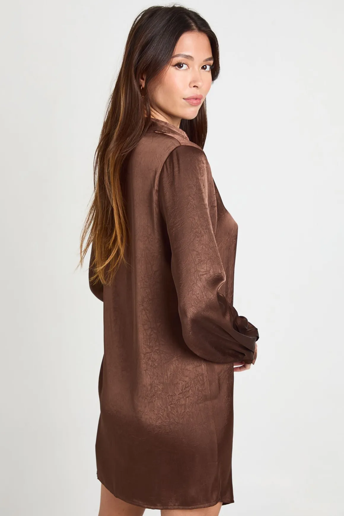 Robe chemise portefeuille en satin texturé