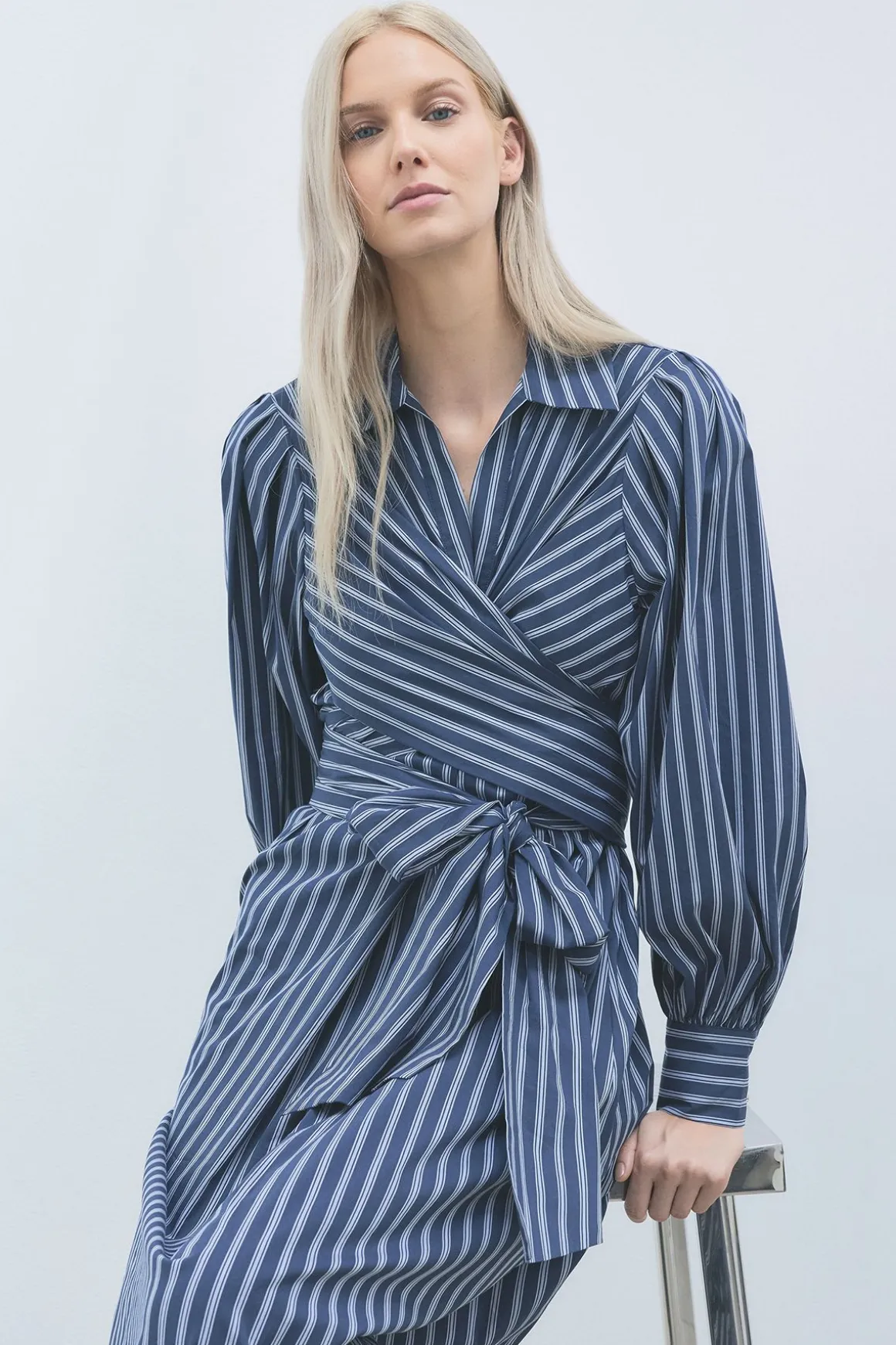 Robe Chemise Rayée en Popeline de Coton à Manches Bouffantes et Détail Portefeuille