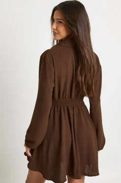 boohoo Robe-chemise à taille froncée martelée<Femme Looks Chocolat|Robes À Manches Longues