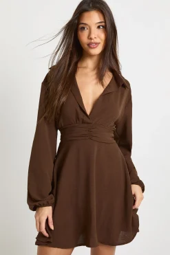 boohoo Robe-chemise à taille froncée martelée<Femme Looks Chocolat|Robes À Manches Longues