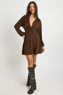 boohoo Robe-chemise à taille froncée martelée<Femme Looks Chocolat|Robes À Manches Longues