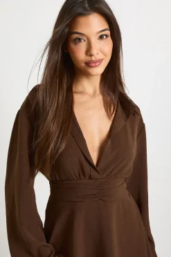 boohoo Robe-chemise à taille froncée martelée<Femme Looks Chocolat|Robes À Manches Longues