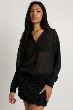 Robe-chemise transparente à détail rose