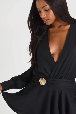 Robe-chemise évasée à garniture dorée texturée