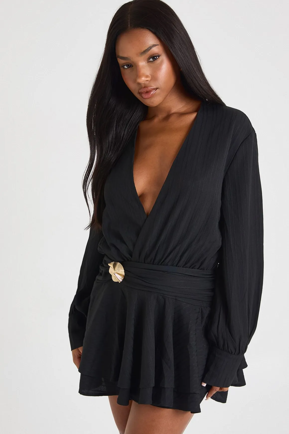 Robe-chemise évasée à garniture dorée texturée
