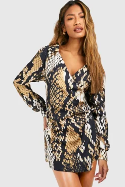 boohoo Robe chemise wrap en satin synthétique<Femme Satin Et Dentelle|Robes À Manches Longues