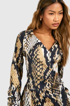 boohoo Robe chemise wrap en satin synthétique<Femme Satin Et Dentelle|Robes À Manches Longues