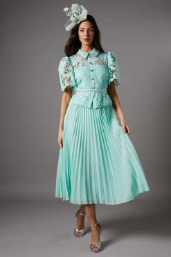 Robe à Corsage en Dentelle et Jupe Plissée avec Boutons Bijoux