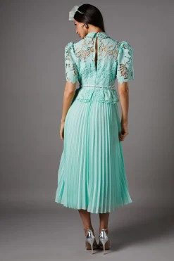 Robe à Corsage en Dentelle et Jupe Plissée avec Boutons Bijoux