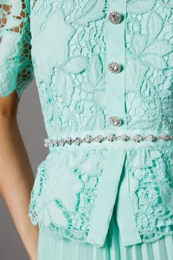Robe à Corsage en Dentelle et Jupe Plissée avec Boutons Bijoux