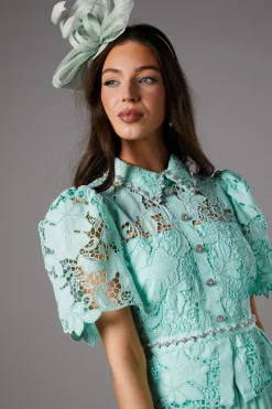 Robe à Corsage en Dentelle et Jupe Plissée avec Boutons Bijoux