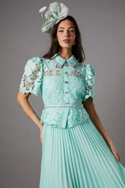 Robe à Corsage en Dentelle et Jupe Plissée avec Boutons Bijoux