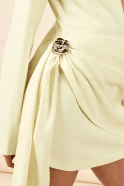 Robe Courte Ajustée Avec Détail Portefeuille Et Ornement Doré