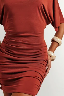 boohoo Robe Courte Ajustée Décontractée En Modal Super Doux Avec Fronces Latérales<Femme Toutes Les Robes|Robes Longues