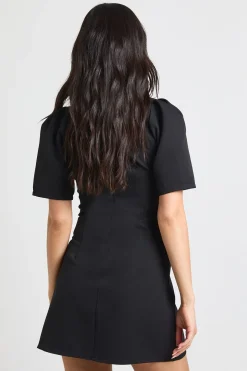 Robe Courte Ajustée À Détails De Coutures Structurées
