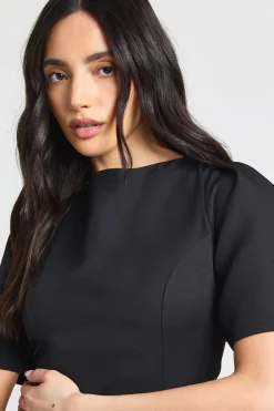 Robe Courte Ajustée À Détails De Coutures Structurées