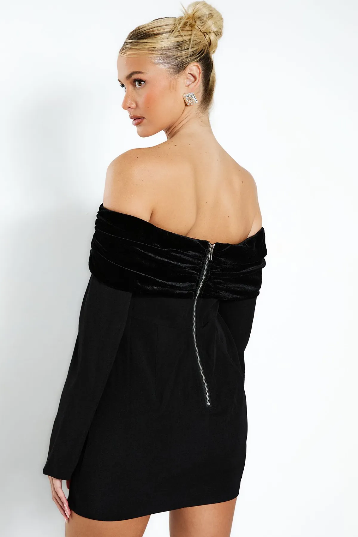 boohoo Robe Courte Ajustée En Velours Avec Col Bardot Replié<Femme Robes Patineuses|Robes À Manches Longues