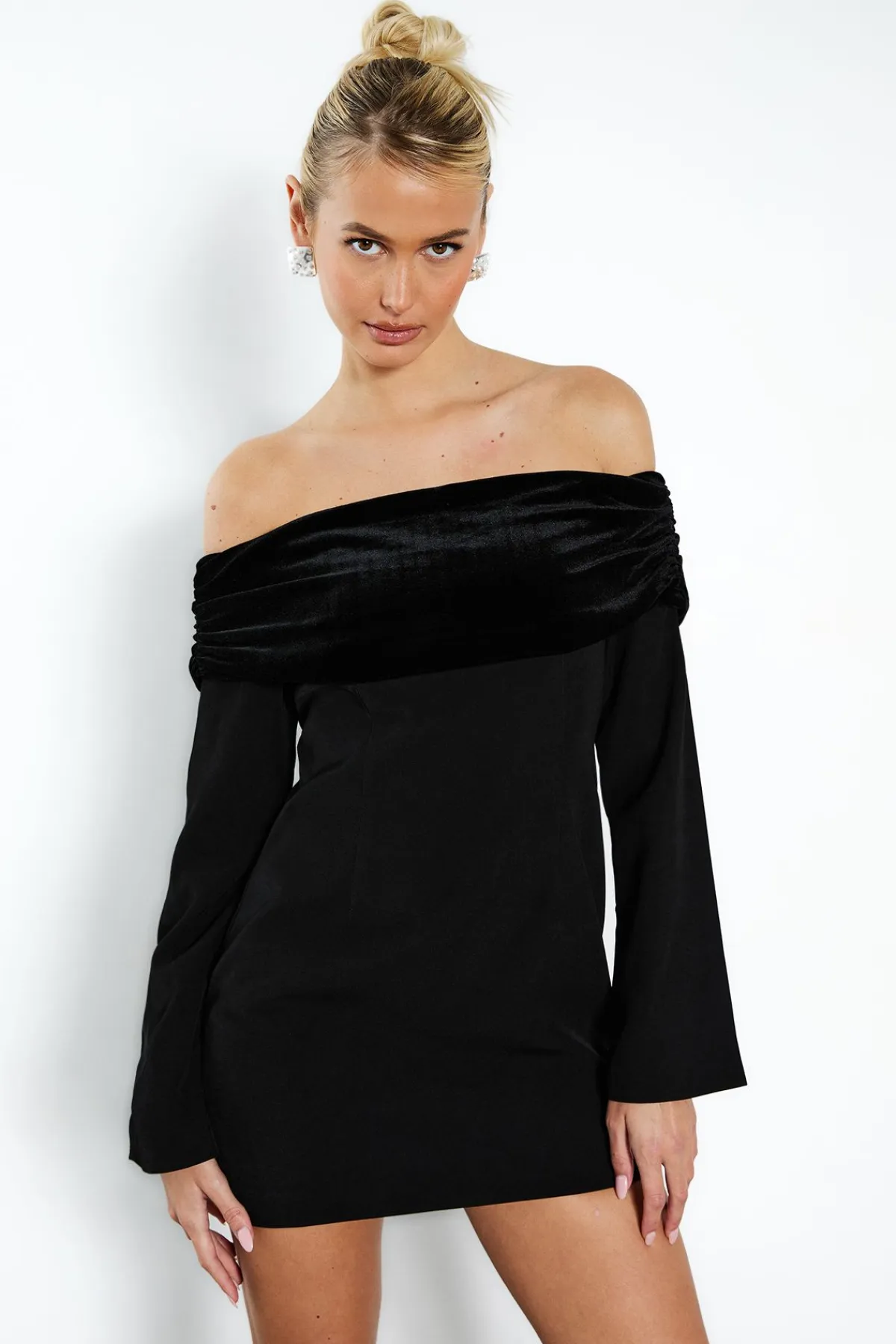 boohoo Robe Courte Ajustée En Velours Avec Col Bardot Replié<Femme Robes Patineuses|Robes À Manches Longues