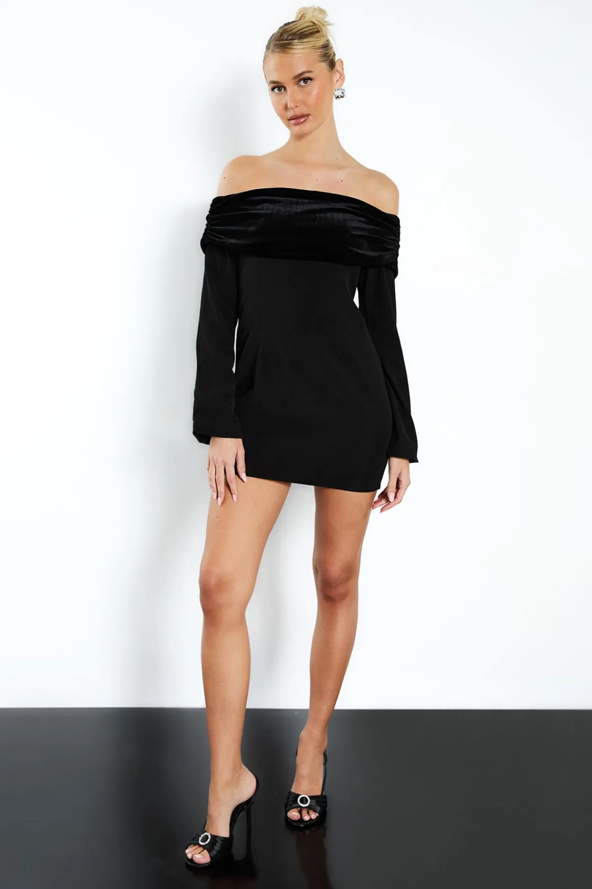 boohoo Robe Courte Ajustée En Velours Avec Col Bardot Replié<Femme Robes Patineuses|Robes À Manches Longues