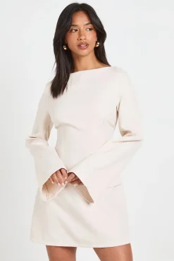 boohoo Robe Courte Ajustée Petite À Manches Longues Et Encolure Bardot<Femme Tailleurs|Robes À Manches Longues