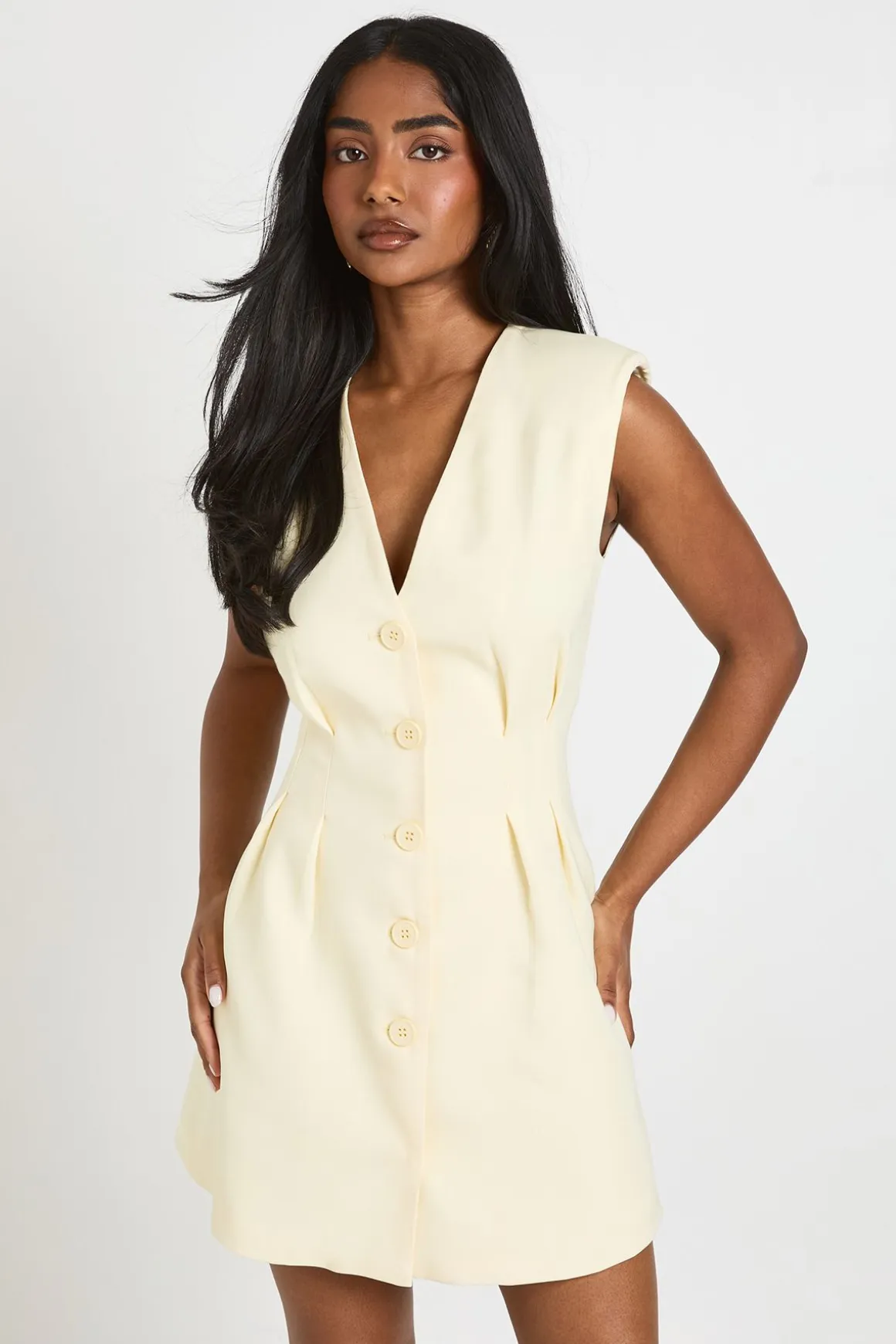 Robe Courte Ajustée Sans Col