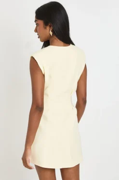 Robe Courte Ajustée Sans Col
