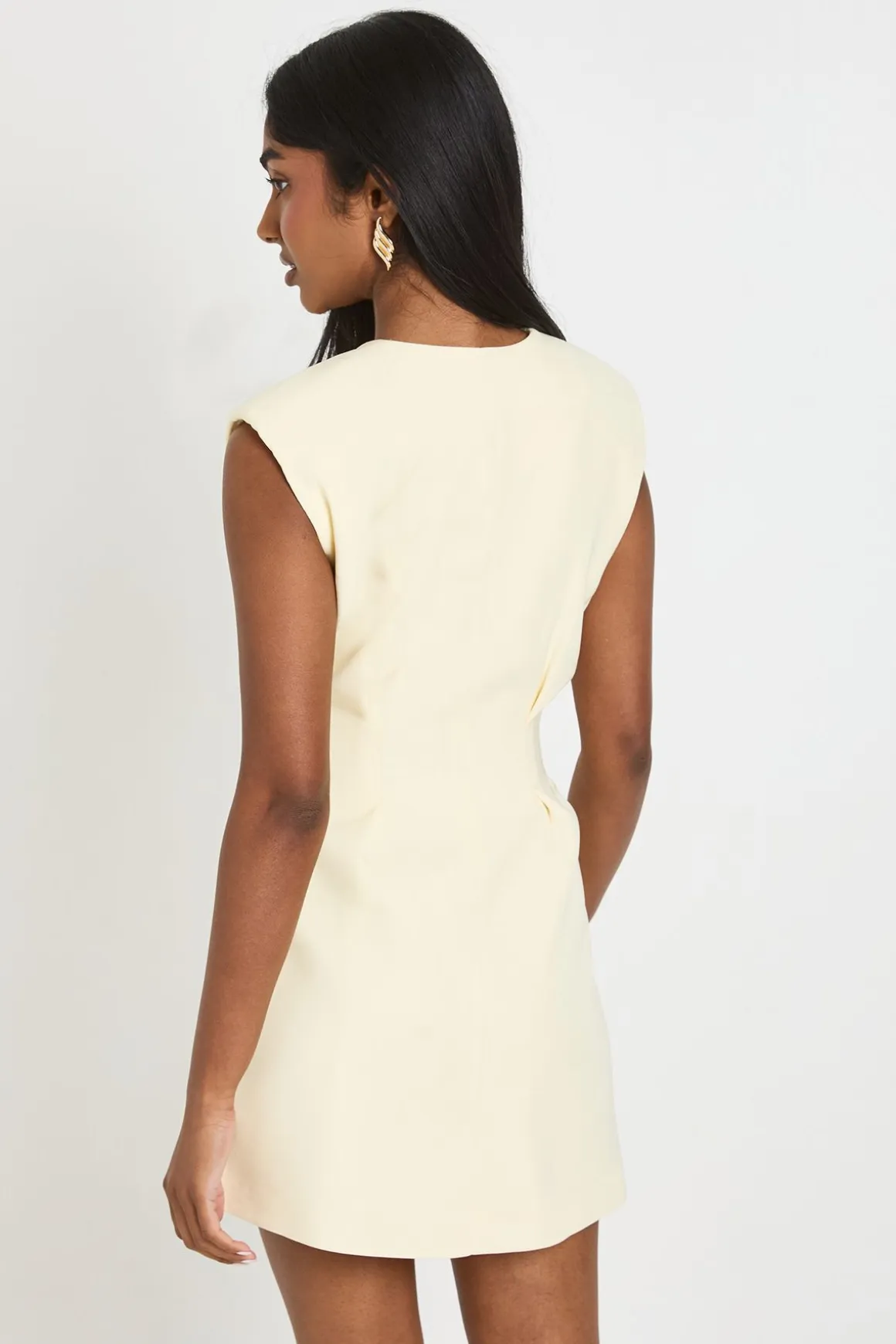 Robe Courte Ajustée Sans Col