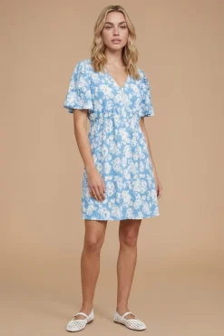 Robe Courte Bleue À Motif Floral Avec Manches Amples Et Détails À Volants