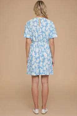 Robe Courte Bleue À Motif Floral Avec Manches Amples Et Détails À Volants