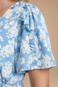 Robe Courte Bleue À Motif Floral Avec Manches Amples Et Détails À Volants