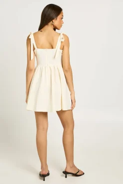 Robe Courte À Bretelles Nouées Et Buste Froncé