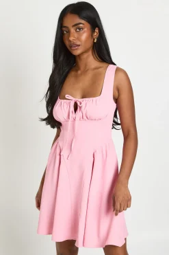 boohoo Robe Courte À Buste Froncé Avec Nœud Devant<Femme Robes Patineuses|Robes