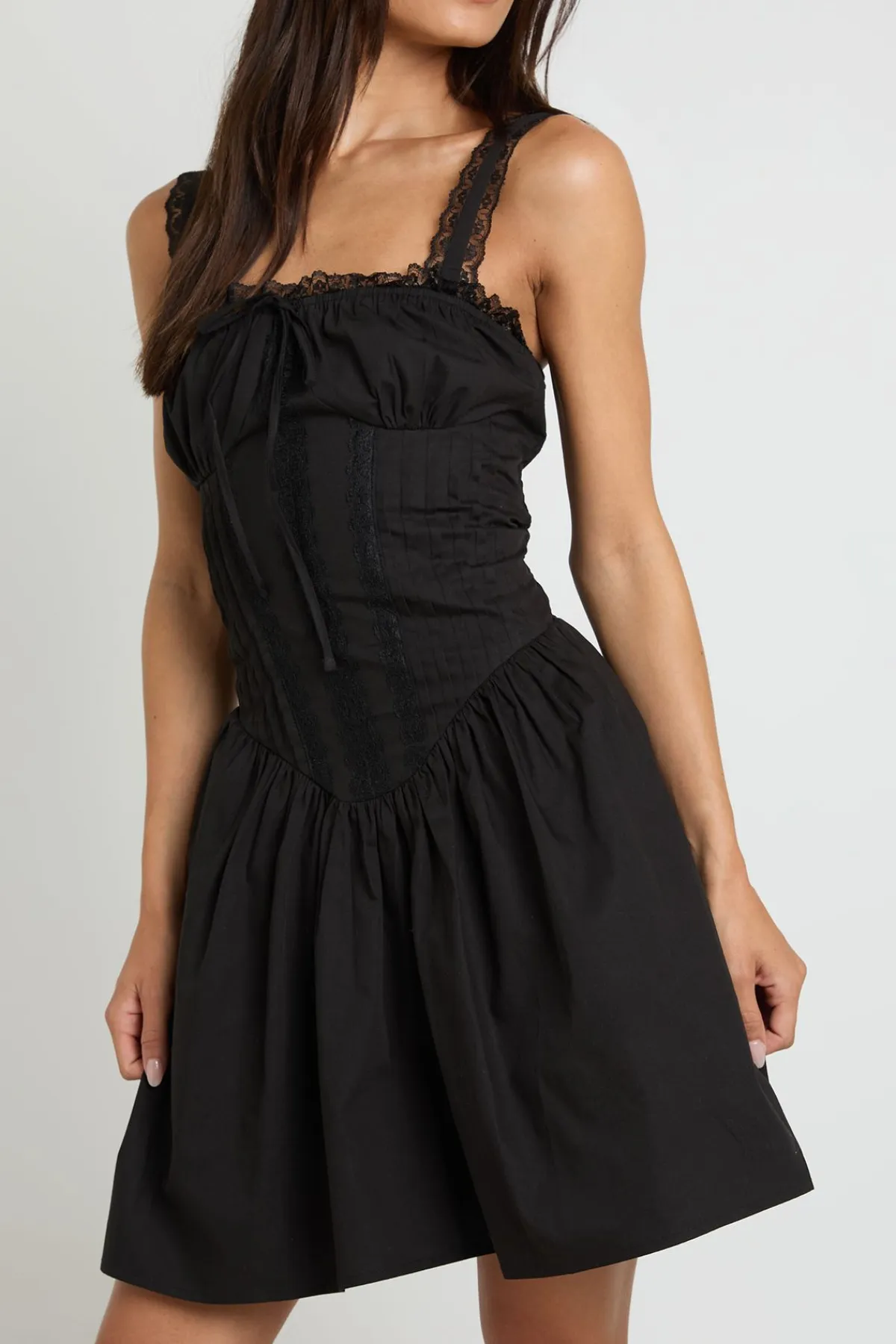 boohoo Robe Courte À Buste Froncé Et Finitions En Dentelle Pour Grandes Tailles<Femme Satin Et Dentelle|Robes Patineuses