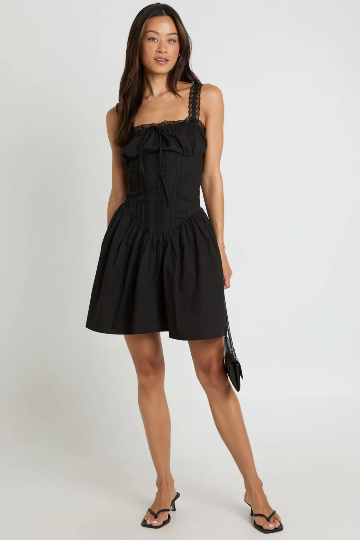boohoo Robe Courte À Buste Froncé Et Finitions En Dentelle Pour Grandes Tailles<Femme Satin Et Dentelle|Robes Patineuses