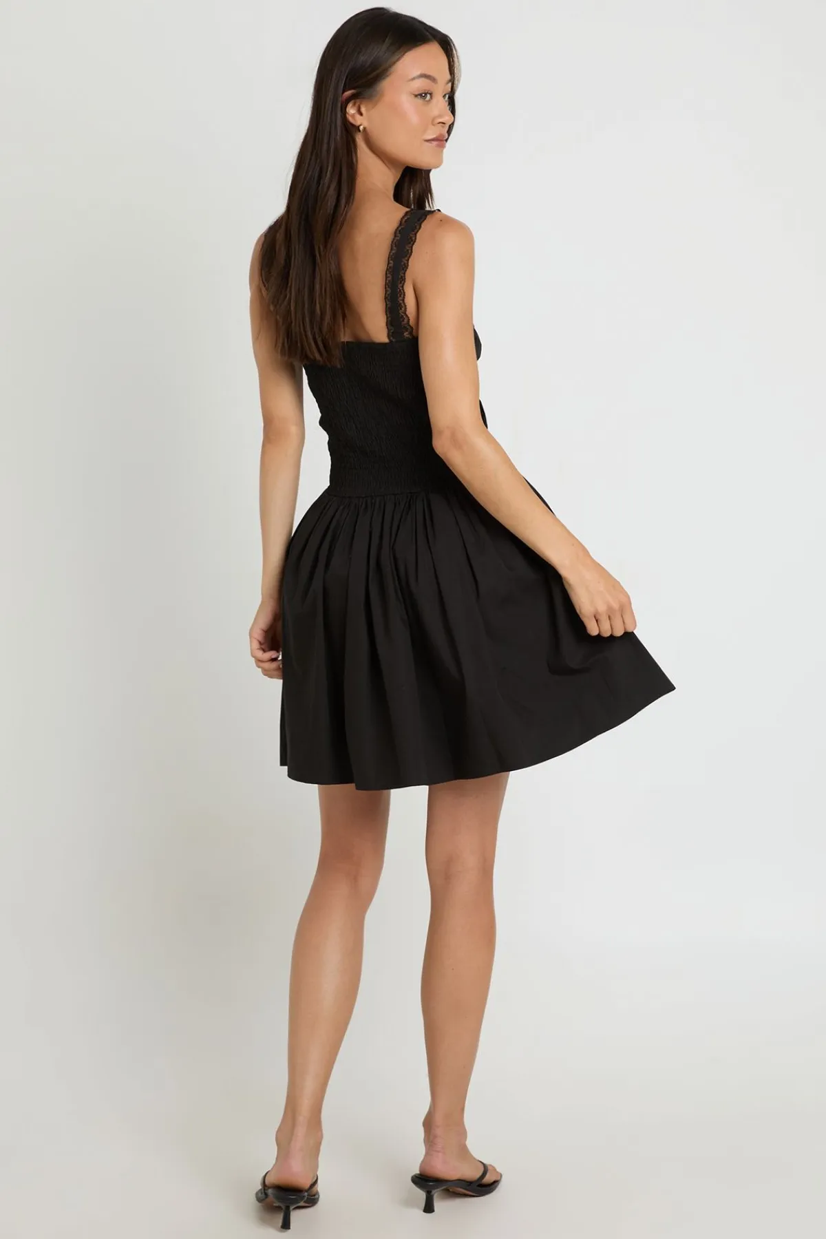 boohoo Robe Courte À Buste Froncé Et Finitions En Dentelle Pour Grandes Tailles<Femme Satin Et Dentelle|Robes Patineuses