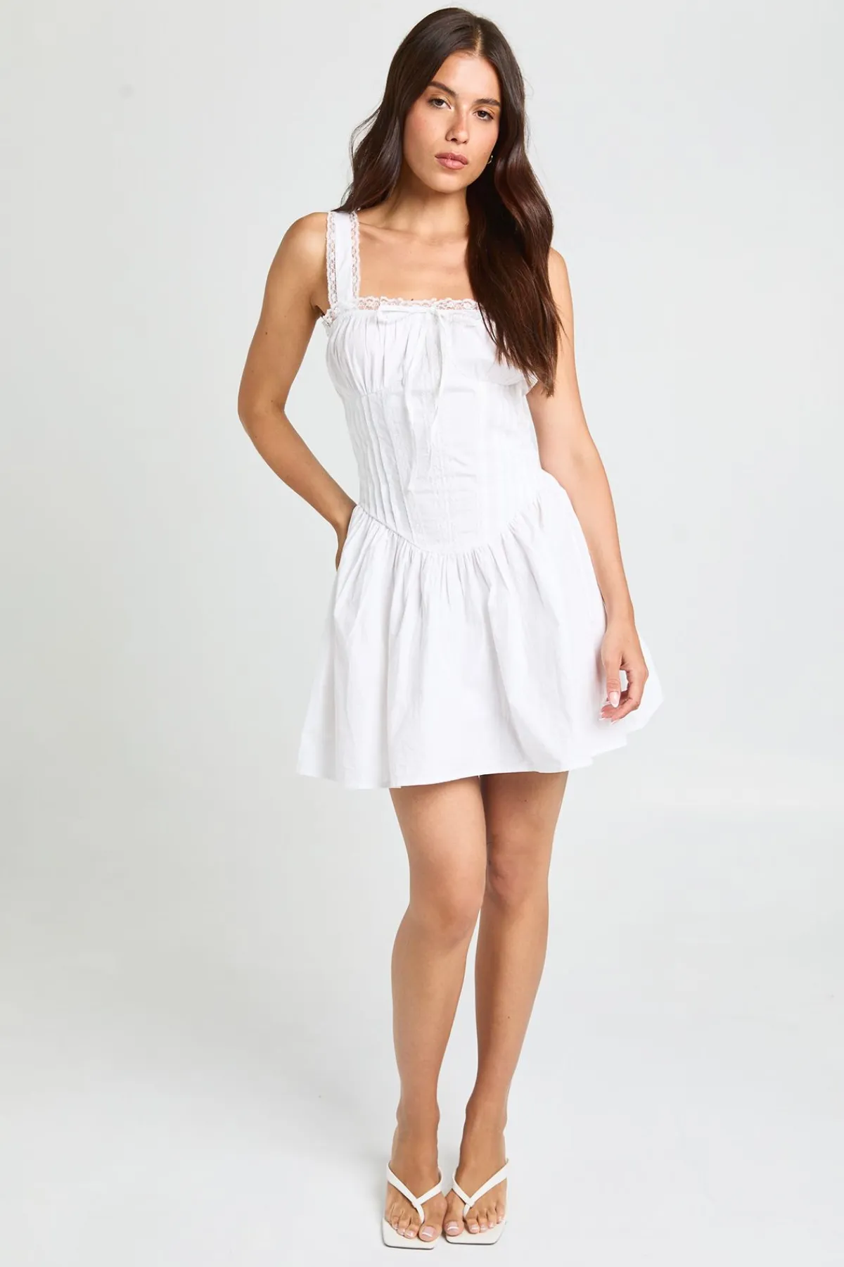 boohoo Robe Courte À Bustier Froncé Avec Finitions En Dentelle<Femme Satin Et Dentelle|Tons Neutres