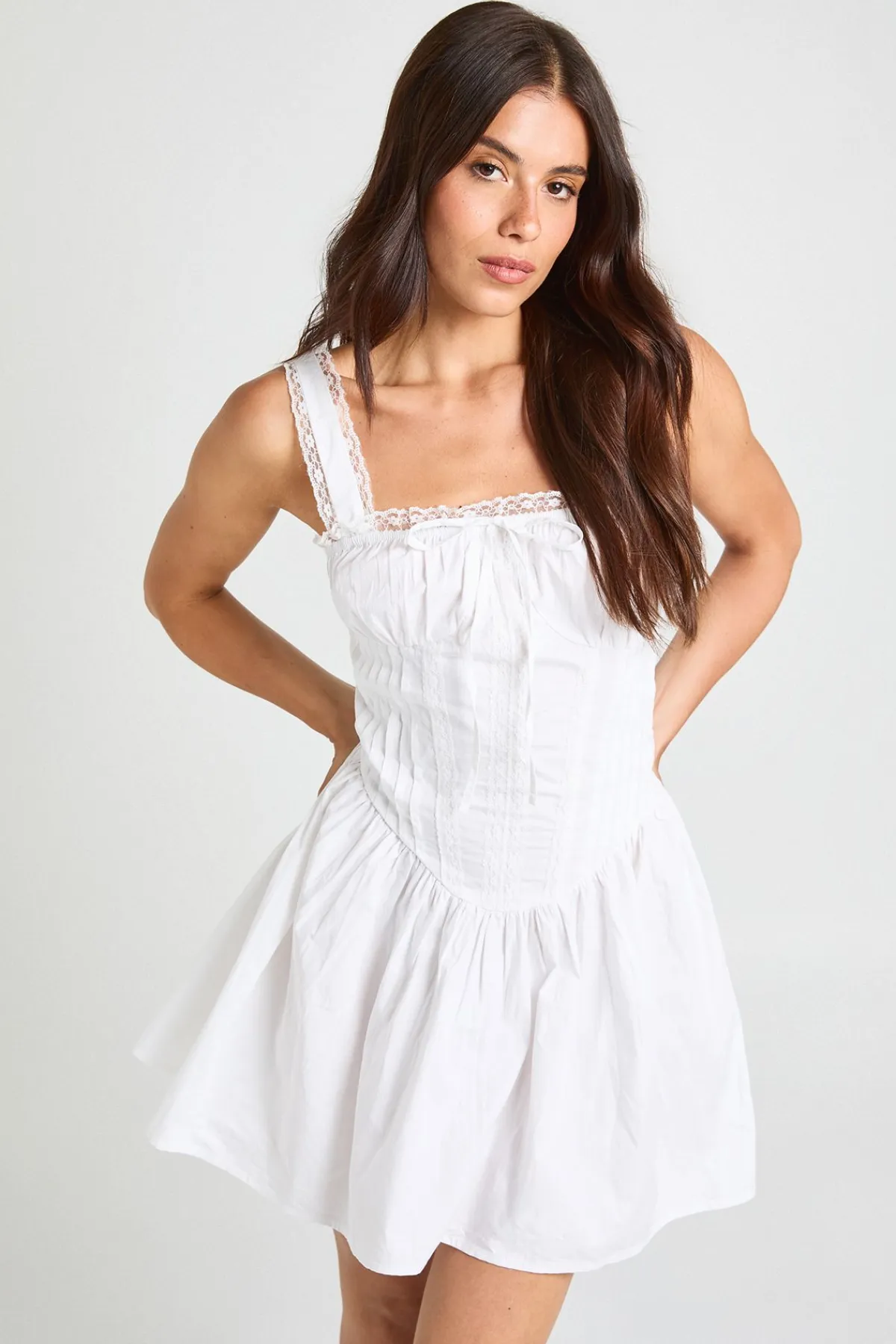 boohoo Robe Courte À Bustier Froncé Avec Finitions En Dentelle<Femme Satin Et Dentelle|Tons Neutres
