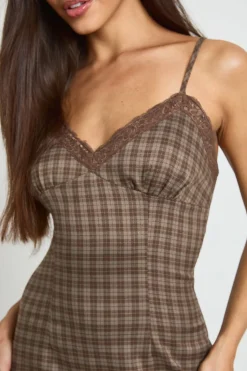 Robe Courte À Carreaux Ton Sur Ton Avec Bordure En Dentelle