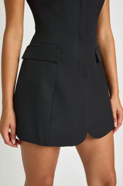 Robe Courte Cintrée À Détail De Poche