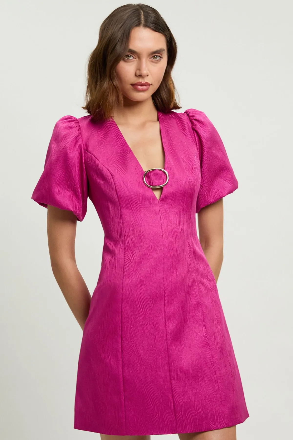 KarenMillen Robe Courte Cintrée À Encolure En V Ornée D'un Détail Et Manches Bouffantes<Femme Robe Invitée Mariage|Toutes Les Robes