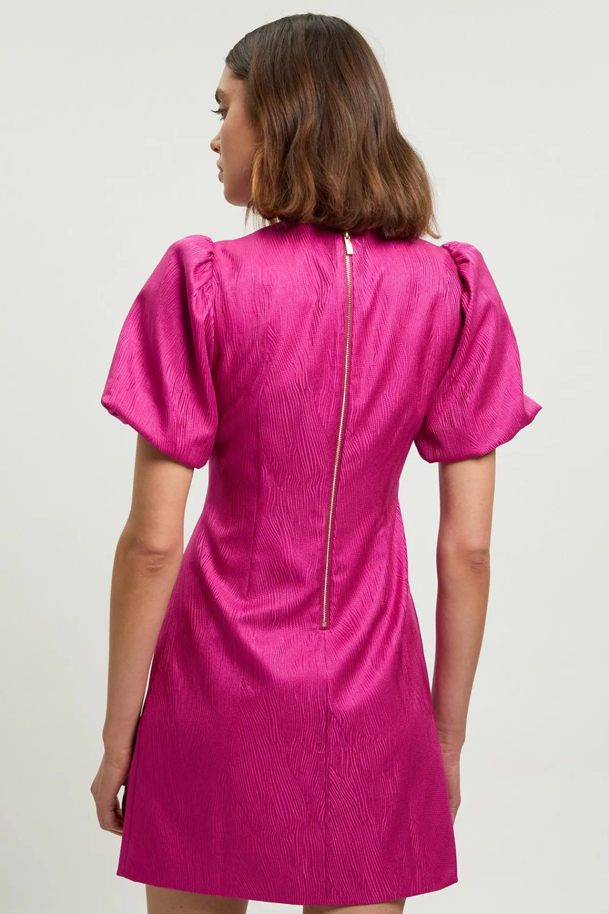 KarenMillen Robe Courte Cintrée À Encolure En V Ornée D'un Détail Et Manches Bouffantes<Femme Robe Invitée Mariage|Toutes Les Robes