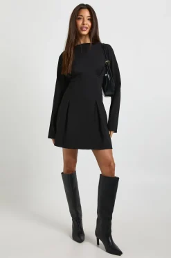 Robe courte cintrée à manches ballon