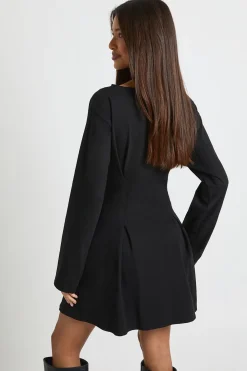 Robe courte cintrée à manches ballon