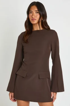 Robe Courte Cintrée À Manches Longues Et Encolure Bateau